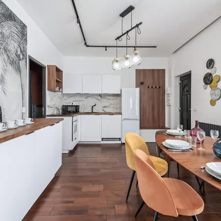 197 Tom - Superb In Apartment *